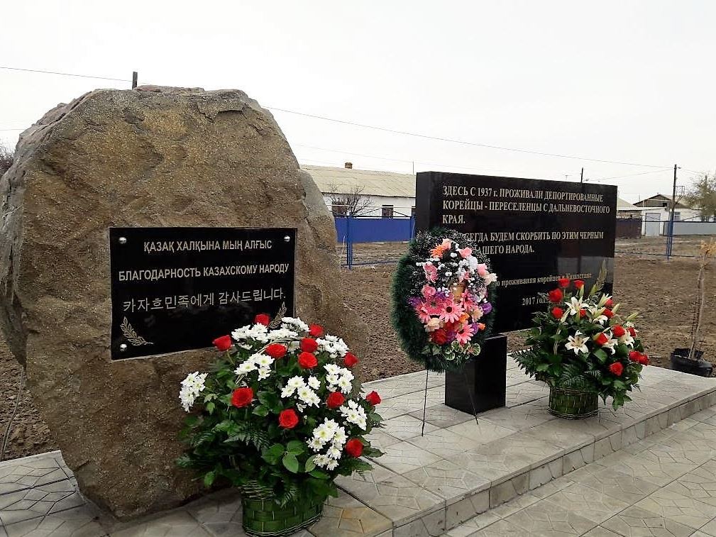 اتىراۋداعى كارىستەر قازاقتارعا ەسكەرتكىش قويدى