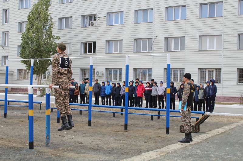 مەكتەپ وقۋشىلارى اسكەرگە باردى