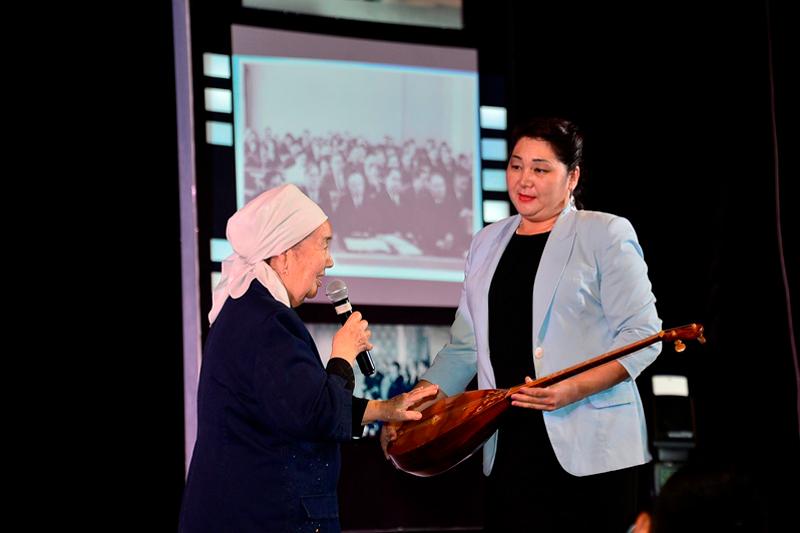 سالامات مۇقاشەۆتىڭ دومبىراسى اتىراۋ مۋزەيىنە بەرىلدى