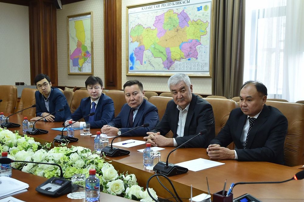 تۇيمەباەۆ لاتىن ءالىپبيىن ناسيحاتتاۋ ماقساتىندا كەلگەن ارنايى توپ مۇشەلەرىمەن كەزدەستى