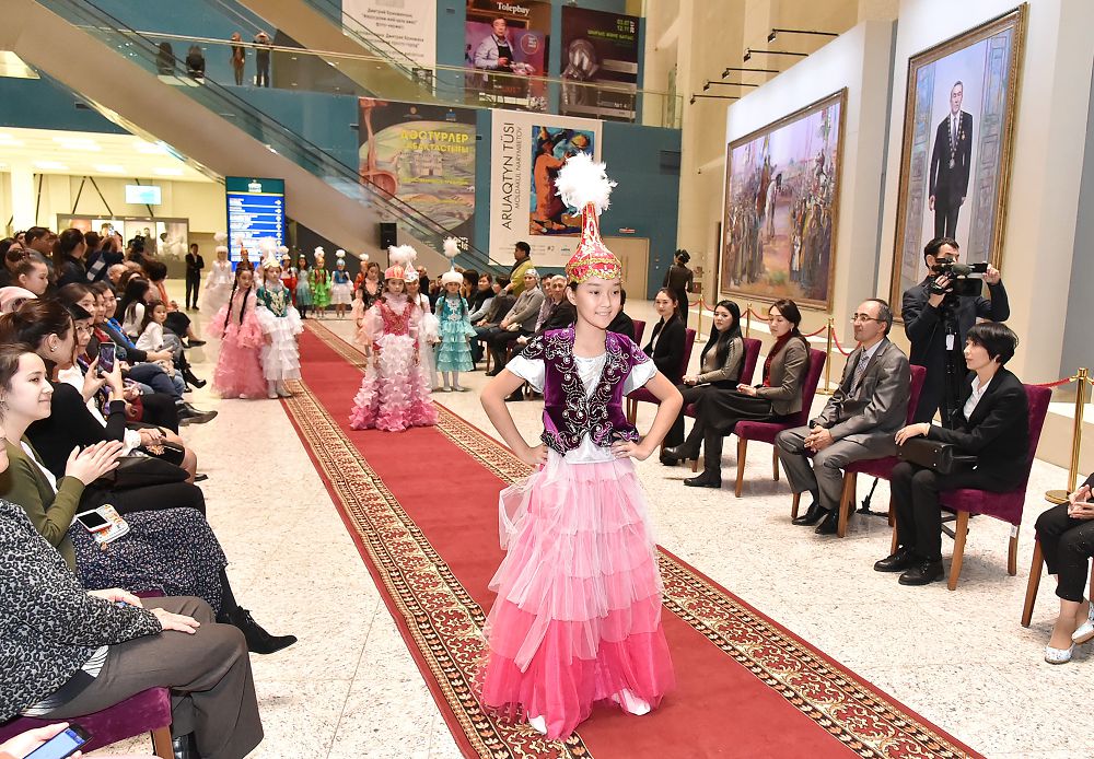 «Nationlook» بالالارعا ارنالعان ۇلتتىق كيىمدەردىڭ ساندىك كورسەتىلىمى ءوتتى