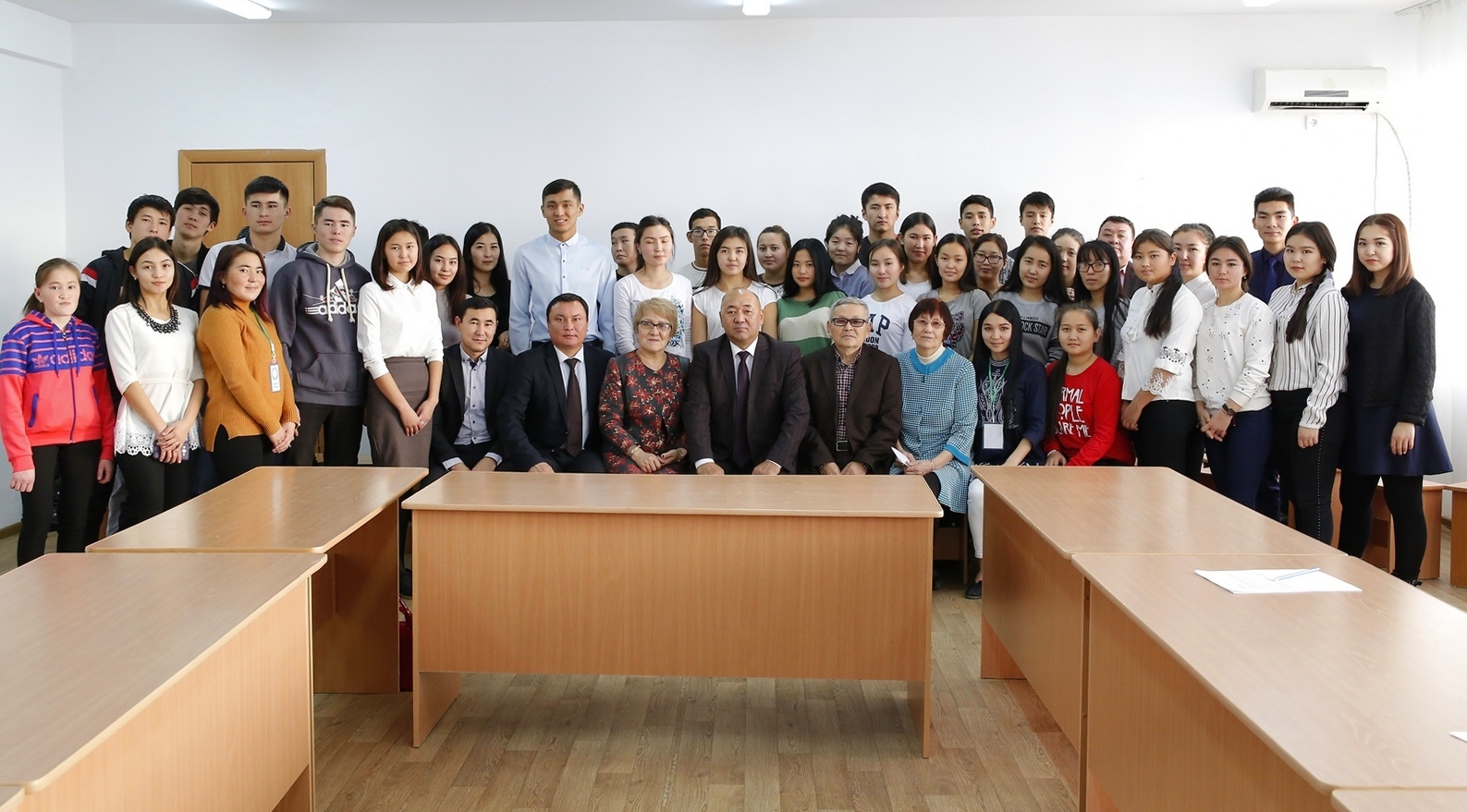 «ميراس» ايماقتىق كەڭەسىنىڭ وكىلدەرى ستۋدەنتتەر ۇيىندە بولدى