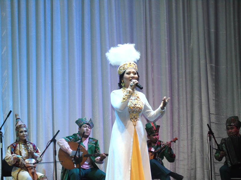 قالداياقوۆ اتىنداعى فيلارمونيا ۇجىمى باتىس وڭىرىندە ونەر كورسەتتى