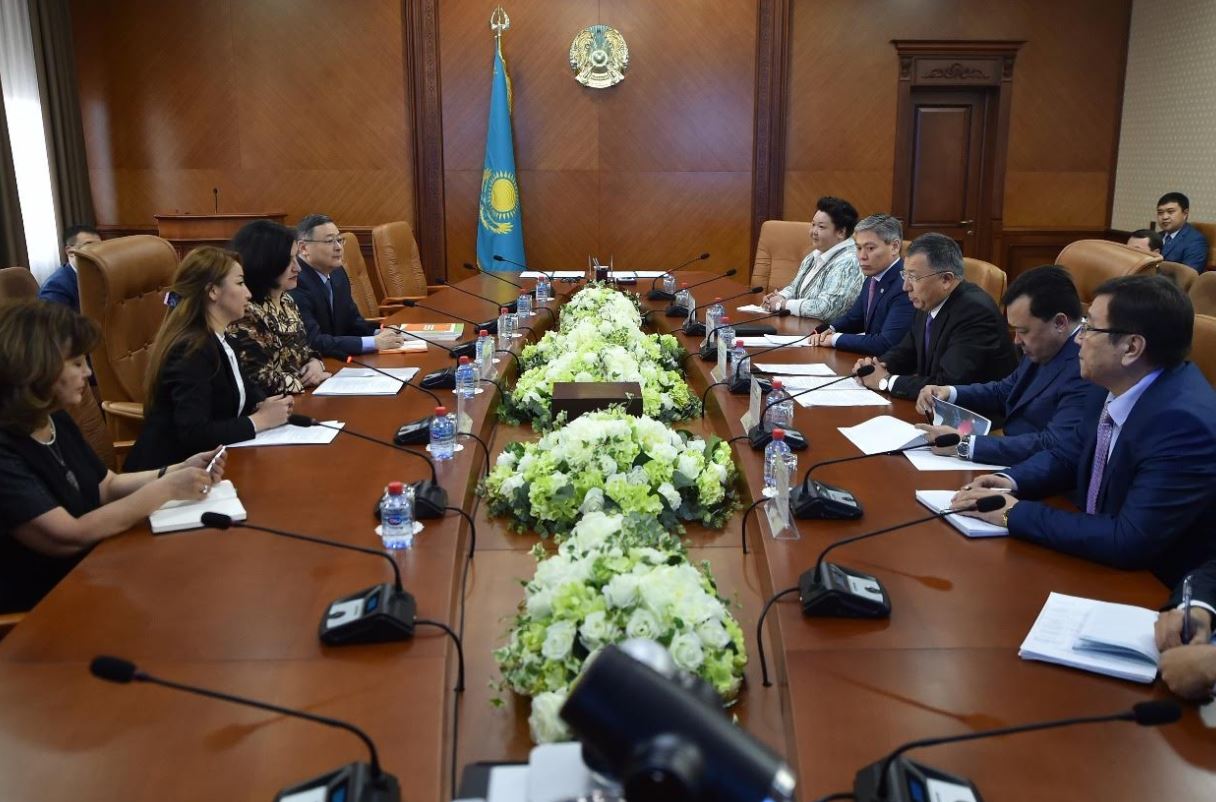 وقو اكىمى بۇۇ حالىقتىڭ قونىستانۋى سالاسىنداعى قور وكىلى  دجۋليا ۆاللەزەمەن كەزدەستى