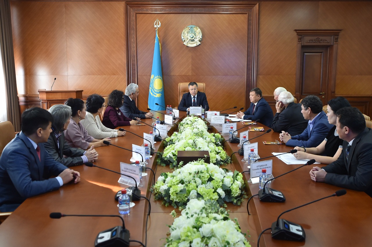 تۇيمەباەۆ جۇمات شانين اتامىزدىڭ ۇرپاقتارىمەن كەزدەستى