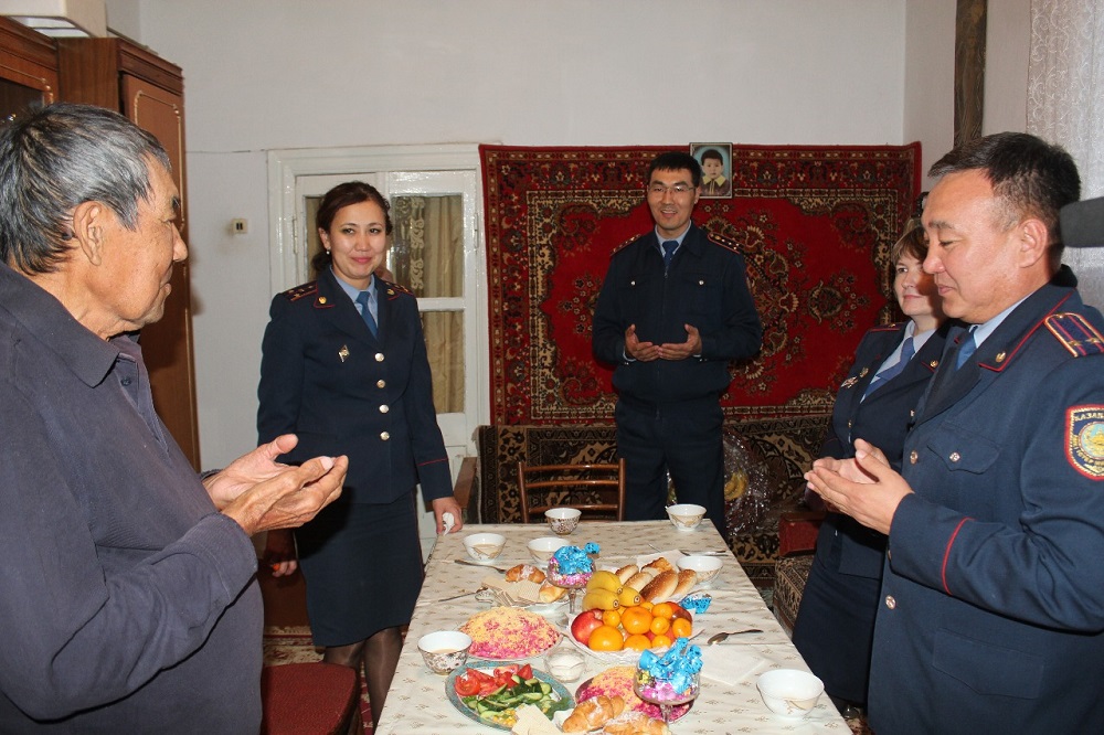 تاراز قالاسىنىڭ ىشكى ىستەر باسقارماسى لاڭكەستىك وقيعادا قازا بولعان قىزمەتكەرلەردى ەسكە الدى