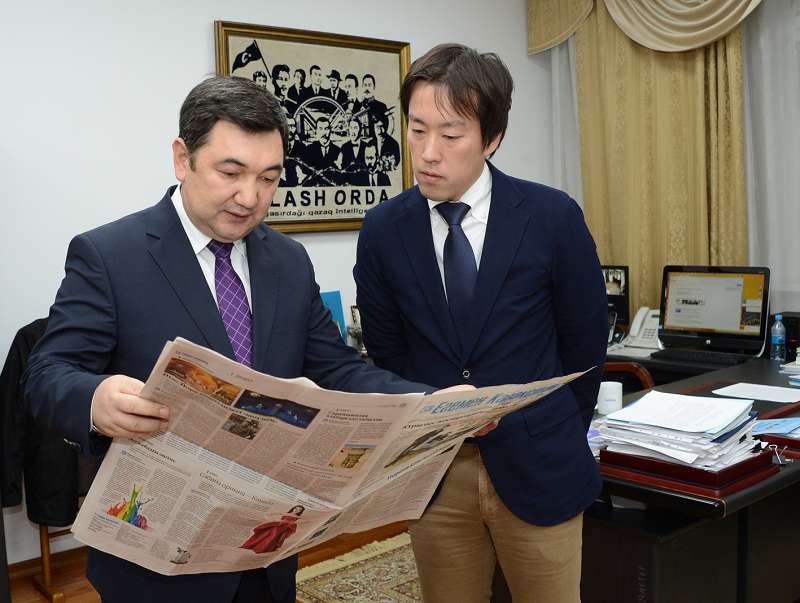 جاپون ءجۋرناليسى «ەگەمەن» باسشىسى دارحان قىدىرالىدەن سۇقبات الدى