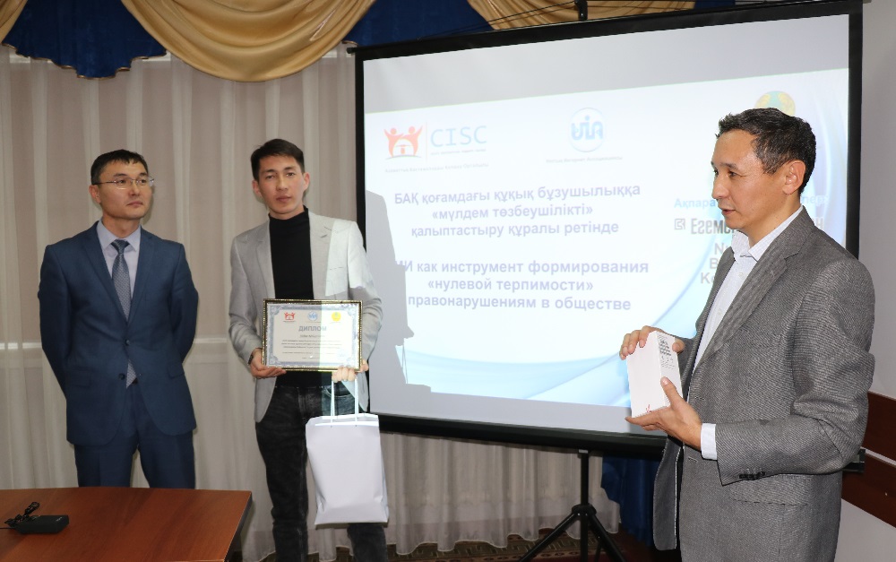 قۇقىقتىق مەملەكەتتى قالىپتاستىرۋعا ۇلەس قوسقان جۋرناليستەر ماراپاتتالدى