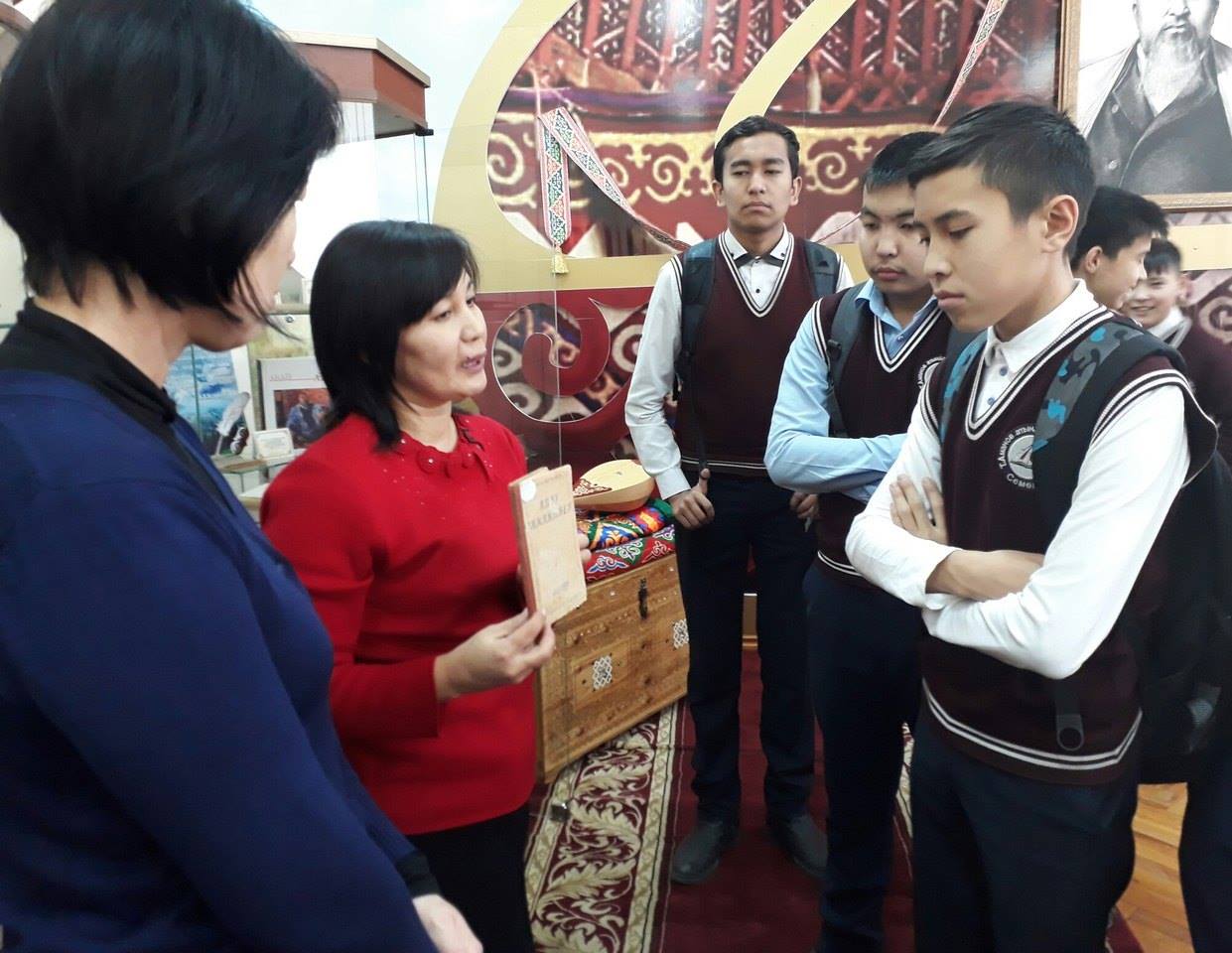 وزگە ۇلت وكىلدەرى دە لاتىن قارىپتى كونە كىتاپتاردى ۇستاپ كوردى