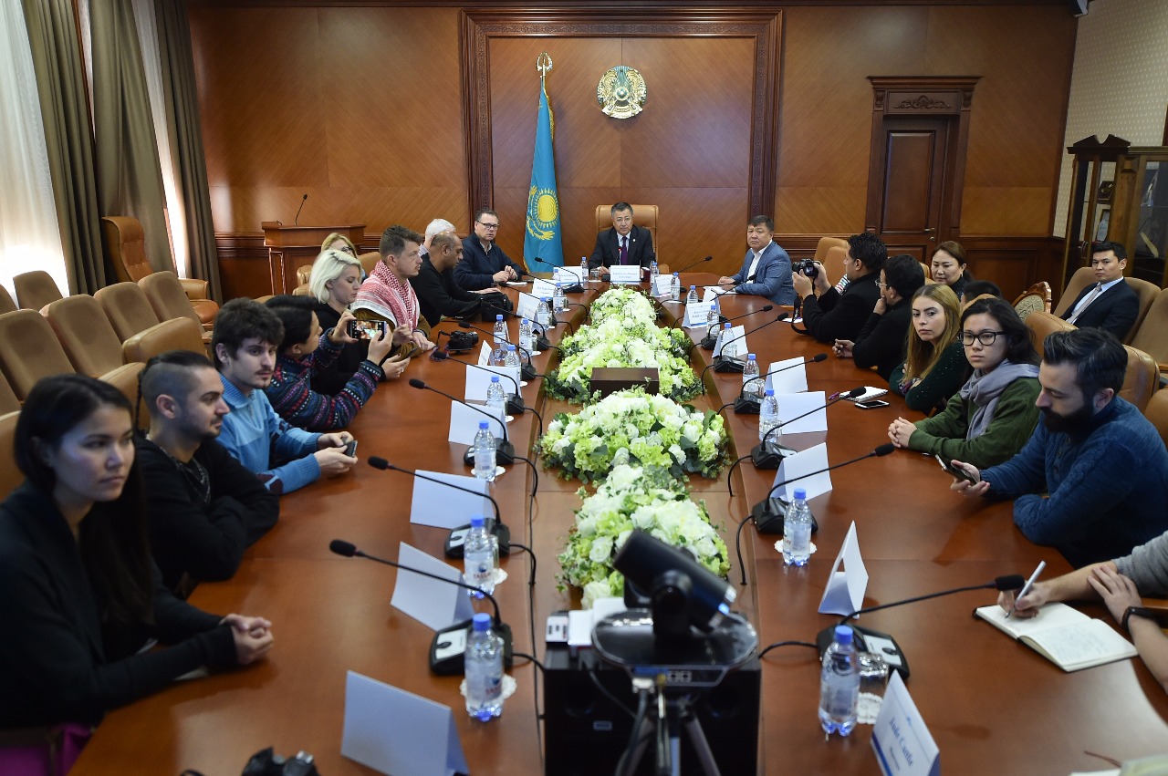 تۇيمەباەۆ شەتەلدىك جەتەكشى بۇقارالىق اقپارات قۇرالدارىنىڭ وكىلدەرىمەن كەزدەستى