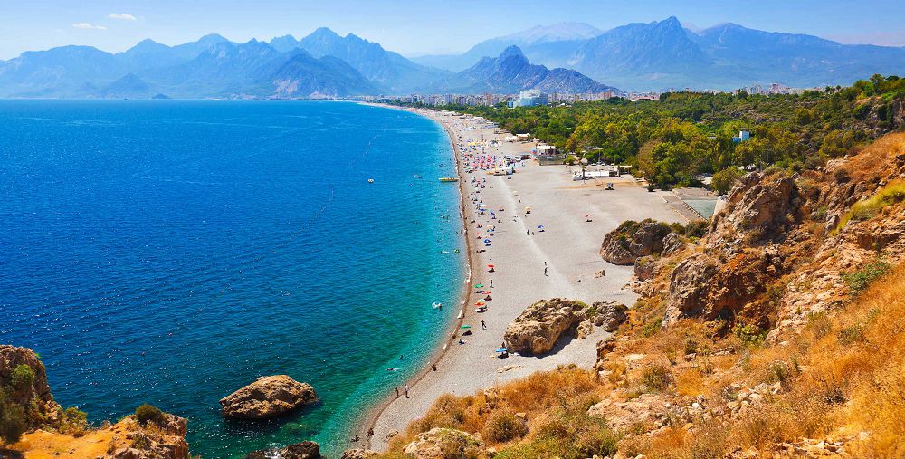 تۋريستەردى تورگە شىعارعان ەل