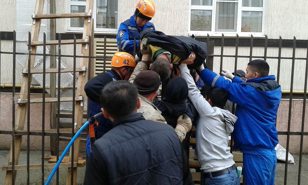 ورالدا كوپقاباتتى عيماراتتىڭ شا­تى­رى­نان قۇلاعان قۇرىلىسشى امان قالدى