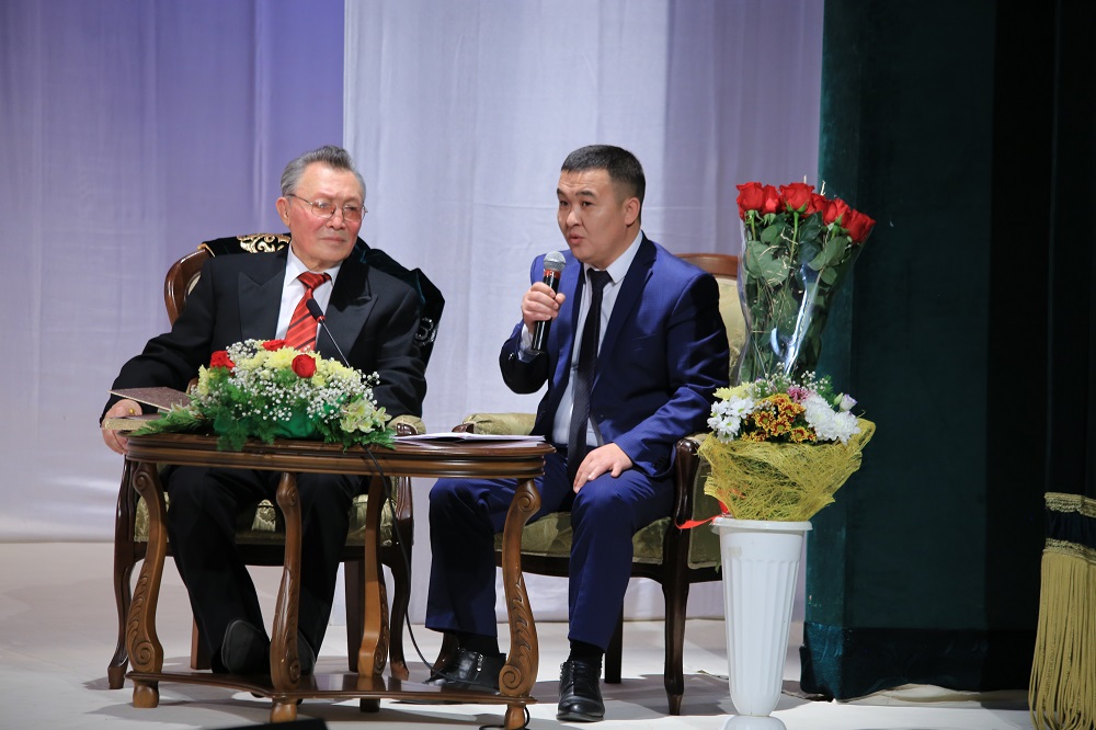 قوستانايدا جەرلەستەرى جازۋشى تولەن ابدىككە قۇرمەت كورسەتتى