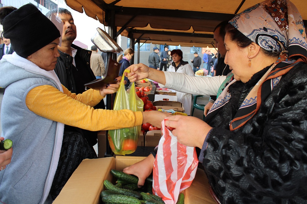 وڭتۇستىكتە كاسىپكەرلەر تاۋارلارىن نارىقتان تومەن باعامەن ساتىلىمعا شىعارۋدا