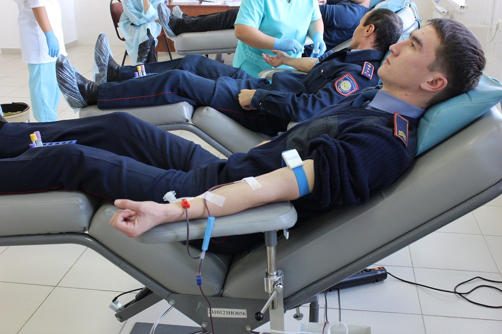 جاڭاوزەندەگى  جول اپاتىنان زارداپ شەگۋشىلەرگە كومەك رەتىندە پويتسەيلەر قان تاپسىردى