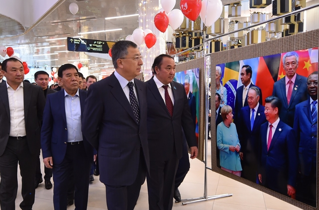 شىمكەنتتە «تəۋەلسىزدىك تۇعىرىن بەكىتكەن ەلباسى»  اتتى فوتوكورمە اشىلدى

 