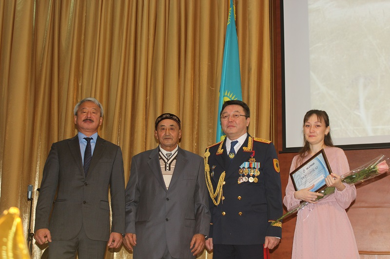 قوستانايدا ەرلىك كورسەتكەن پوليتسەيگە پاتەر كىلتى تاپسىرىلدى
