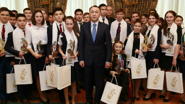 قوستانايدا ۇزدىك وقۋشىلار مەن ۇستازدارعا «تريۋمف» سىيلىعى تابىس ەتىلدى