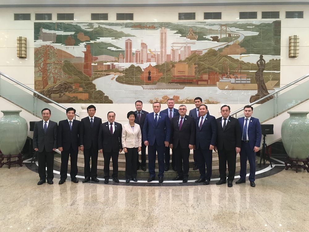 سەنات مۇشەلەرى قىتايعا باردى