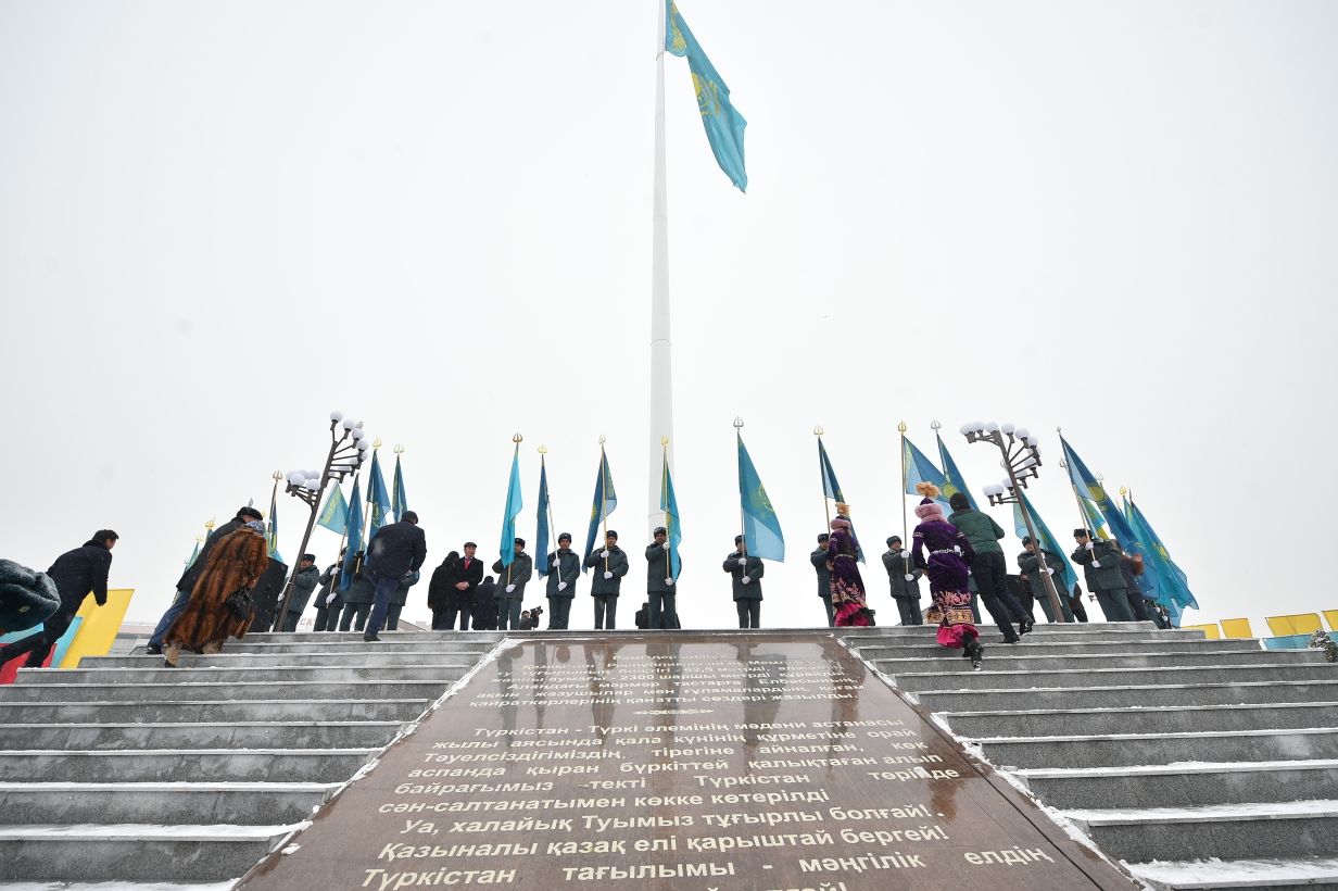 تۇركىستاندا بيىكتىگى 62,5 مەتردى قۇرايتىن تۋ ورناتىلدى