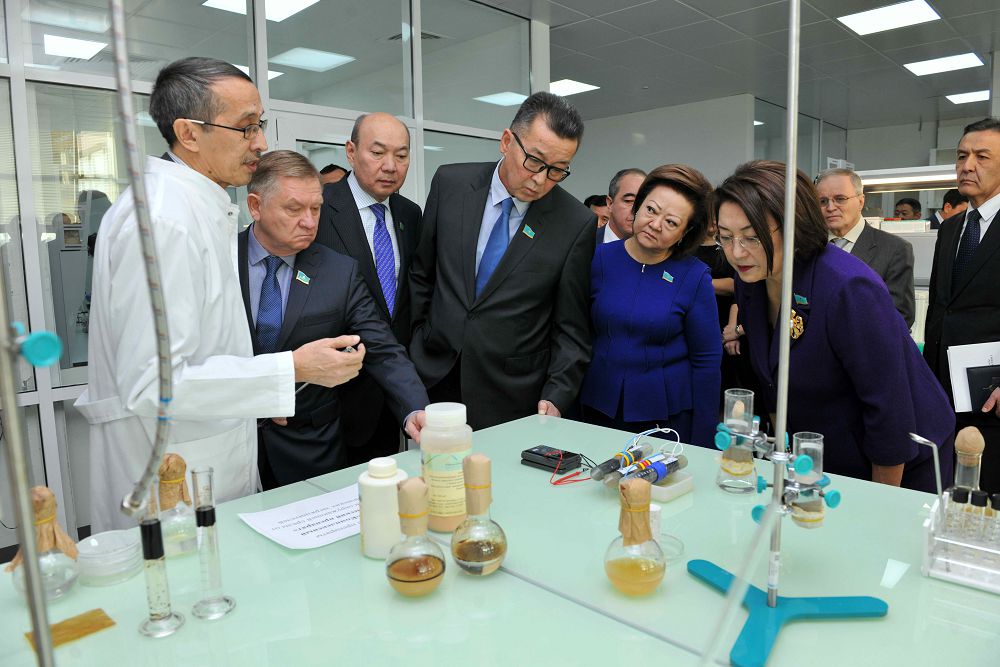 سەناتورلار ۇلتتىق بيوتەحنولوگيا ورتالىعىندا بولدى