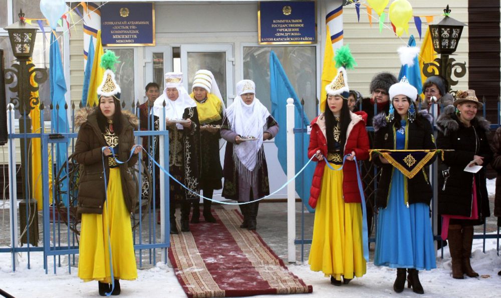 دوستىق ءۇيى جاڭا عيماراتقا كوشتى