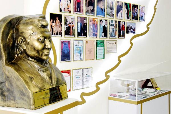 رۇستەم ەسداۋلەتتىڭ قۇرمەتىنە ەسكەرتكىش ءمۇيىس اشىلدى