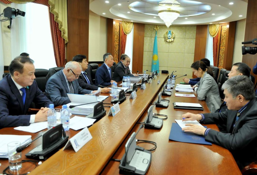 سەناتتا كونستيتۋتسيالىق زاڭدارعا تۇزەتۋلەر قارالدى