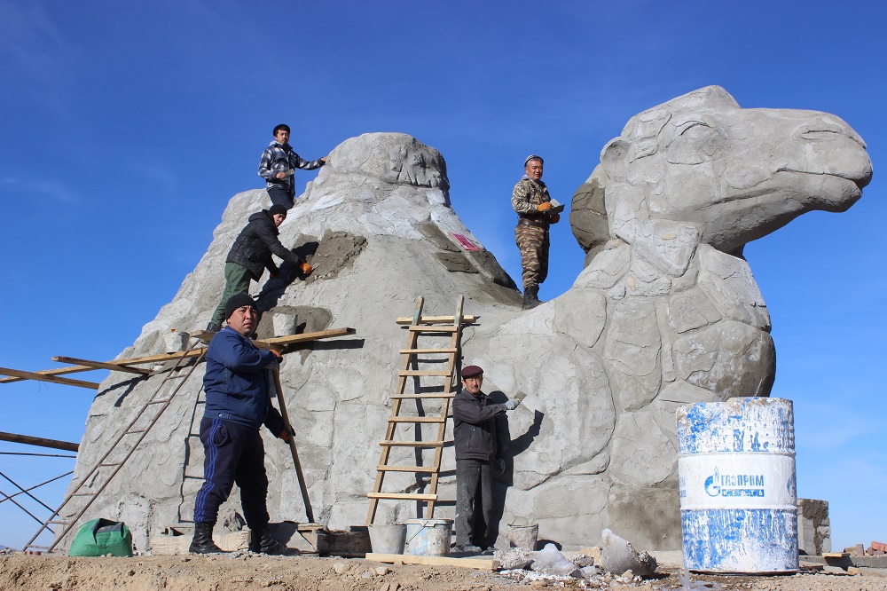 جىبەك جولى بويىندا شوككەن تۇيەنىڭ ءمۇسىنى تۇرعىزىلۋدا