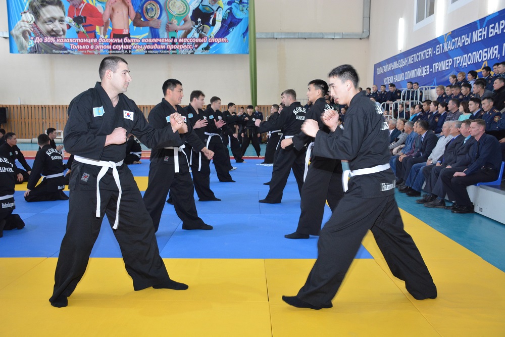 سولتۇستىك قازاقستان پوليتسەيلەرى حاپكيدو جاۋىنگەرلىك ونەرىن مەڭگەردى