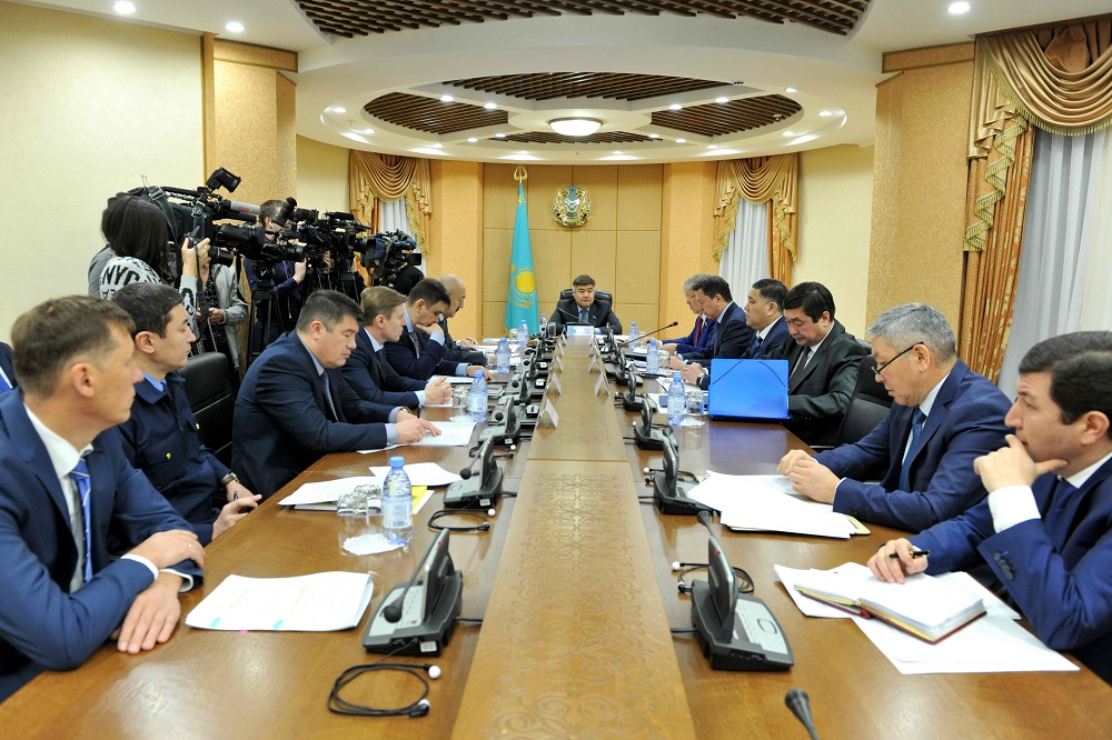 سەناتورلار ەكسترەميزم جانە تەرروريزمگە قارسى زاڭدى تالقىلادى