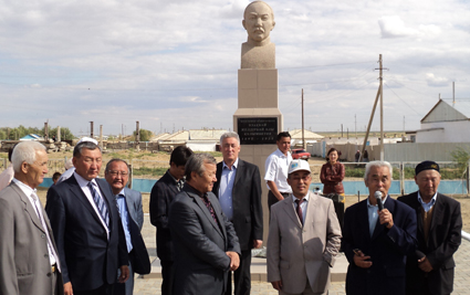 اقتوبە ايماعىندا مەكتەپكە قايراتكەر ۇزاقباي ق ۇلىمبەتوۆتىڭ ەسىمى بەرىلدى