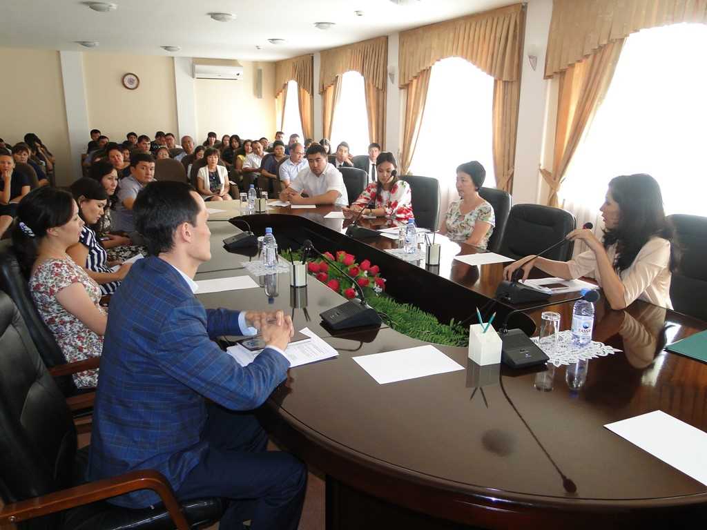 اقمولا وبلىسىندا مەملەكەتتىك قىزمەتتە جاستاردىڭ ۇلەسى ارتىپ كەلەدى