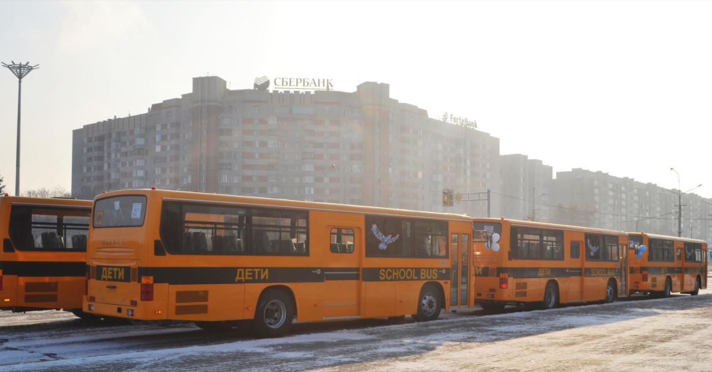 شقو-دا 22 مەكتەپكە اۆتوبۋس كىلتى تابىستالدى