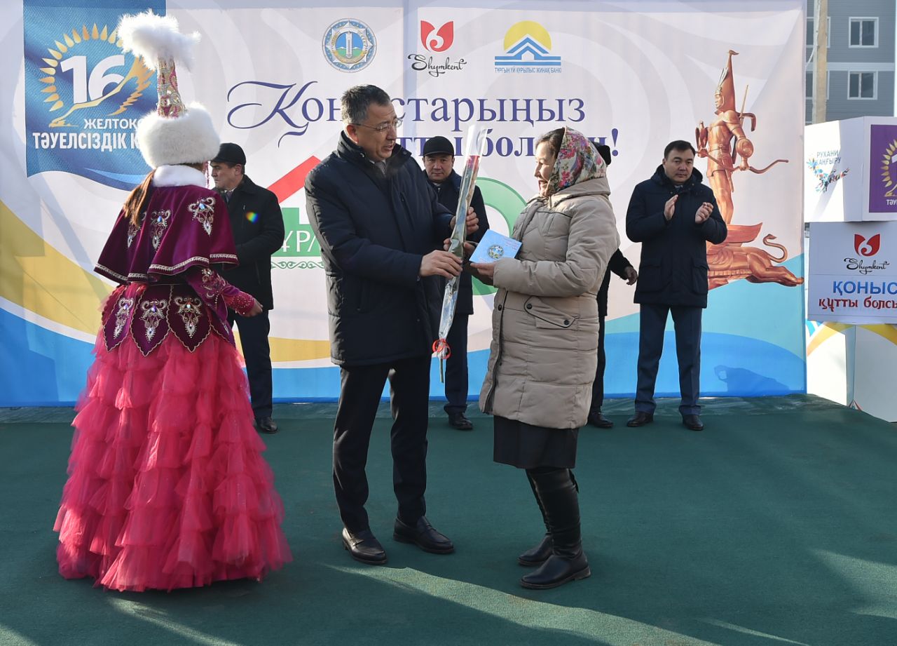 شىمكەنتتە تاۋەلسىزدىك كۇنى 558 وتباسى قونىس تويىن تويلادى