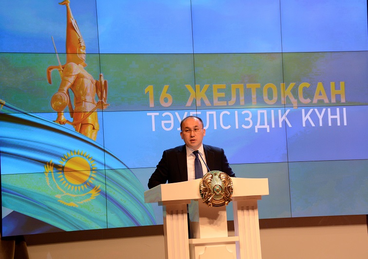 داۋرەن اباەۆ اقپارات سالاسىنىڭ ۇزدىكتەرىن ماراپاتتادى