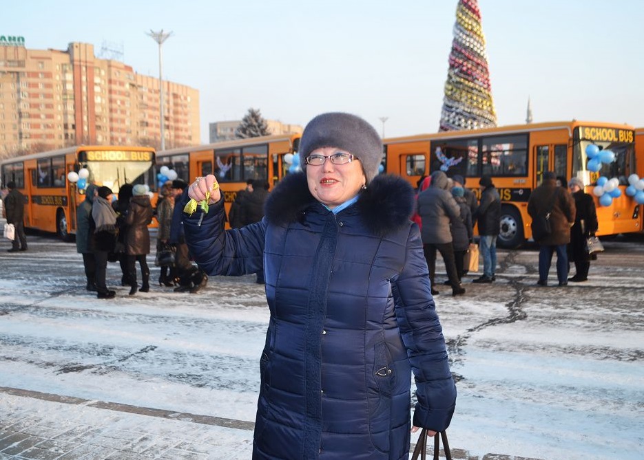 وسكەمەندە 22 مەكتەپكە جاڭا اۆتوبۋس بەرىلدى