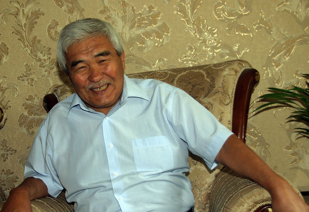 جۋرناليست بەكبولات ادەتوۆ تالعار اۋدا­­نىنىڭ قۇرمەتتى ازاماتى اتاندى