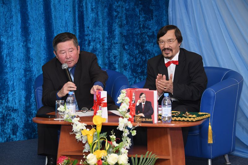 جۋرناليست-جازۋشى جانات ەلشىبەكتىڭ شىعارماشىلىق كەشى