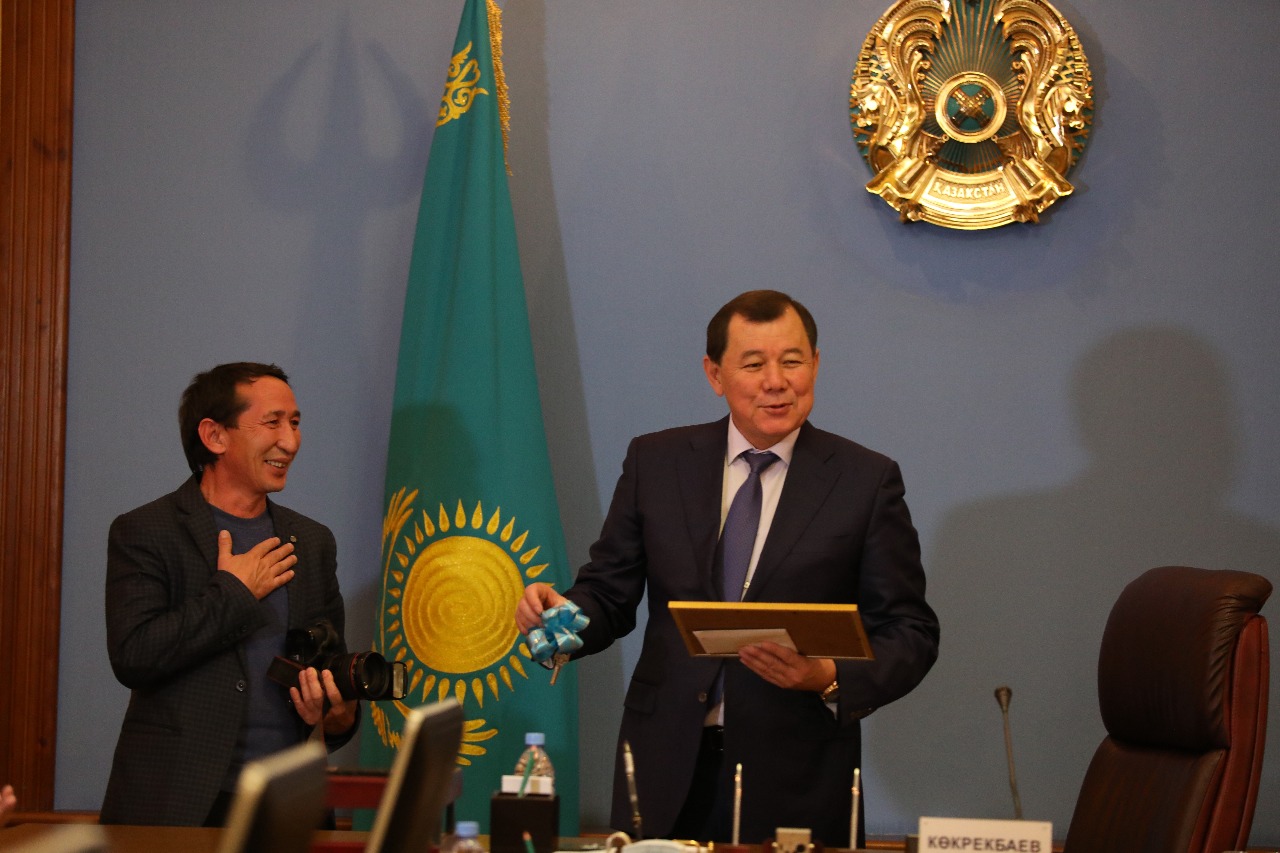 اكىم فوتوتىلشىگە پاتەر سىيلادى