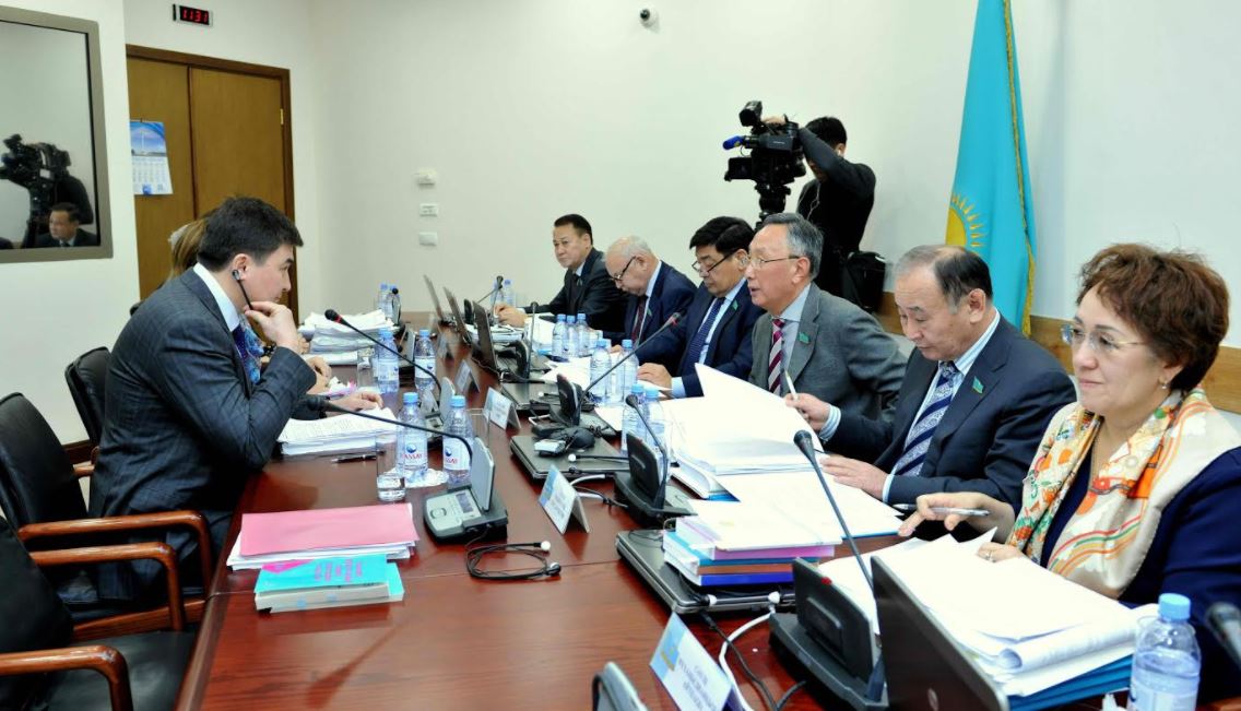 باعالاۋ قىزمەتى جانە جابىرلەنۋشىلەرگە زياندى وتەۋ قورى تۋرالى زاڭ جوبالارى تالقىلاندى