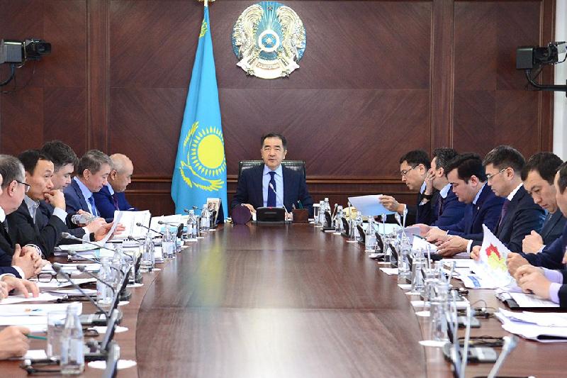پرەمەر-مينيستر اۋىل شارۋاشىلىعى سالاسىن دامىتۋ ماسەلەسى جونىندە كەڭەس وتكىزدى