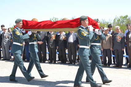 سولتۇستىكقازاقستاندىق جاۋىنگەردىڭ ءمايىتى تۋعان جەر قوينىنا تاپسىرىلدى