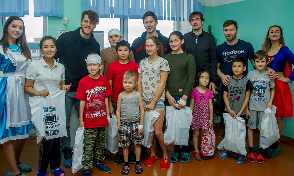 «تورپەدو» حوككەيشىلەرى بالالارعا سىيلىق تاراتتى 