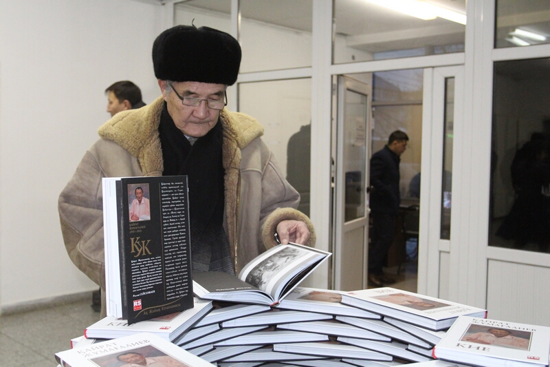 اقىن قايرات جۇماعاليەۆكە ەسكەرتكىش تاقتا اشىلدى
