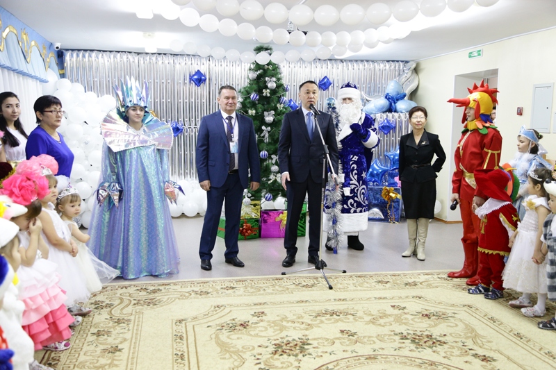 قوستاناي وبلىسىنىڭ اكىمى رۋدنىي بالالار ۇيىنە سىيلىق جاسادى