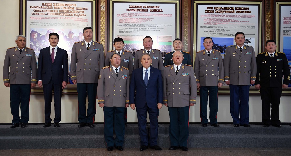 ەلباسى قورعانىس مينيسترلىگىنىڭ باسشىلىق قۇرامىمەن كەزدەستى