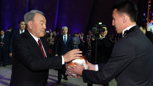 "استانا" فۋتبولشىلارى ەلباسىمەن بىرگە دوپ تەپتى (ۆيدەو)