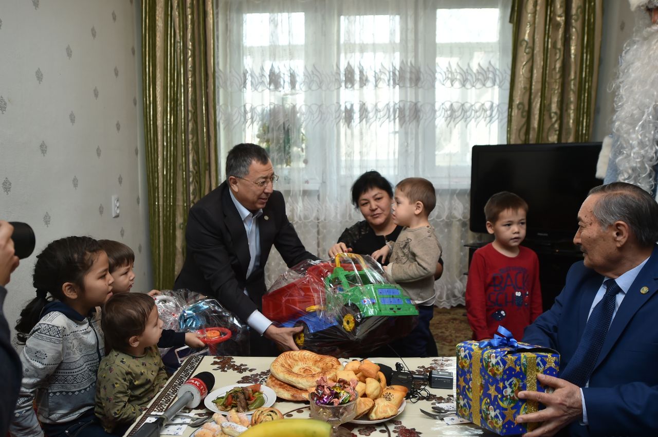 وقو اكىمى كوپبالالىلار مەن ارداگەرلەردىڭ شاڭىراعىنا بارىپ, جاڭا جىلمەن قۇتتىقتادى