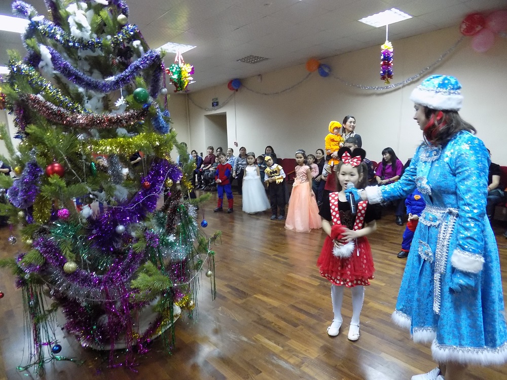 سەمەيدە پوليتسيا قىزمەتكەرلەرى بالالارعا جاڭا جىلدىق كەش ۇيىمداستىردى